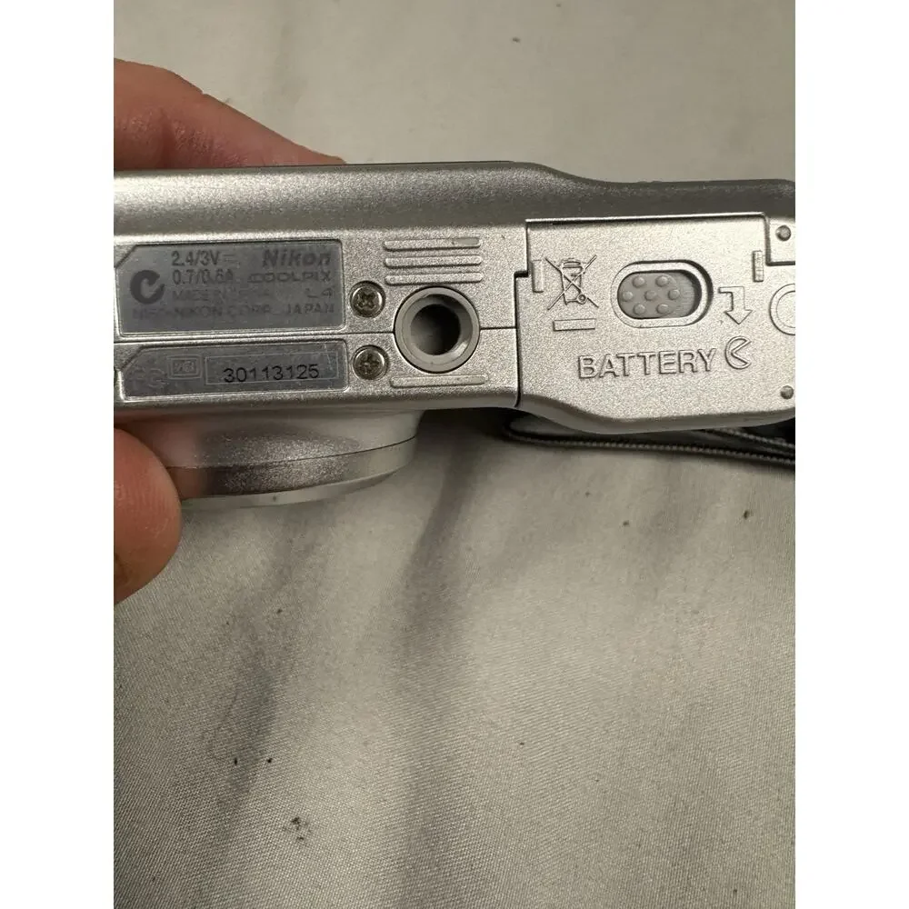 Nikon Coolpix L4 4MP Digital Camera Silver 3x Zoom Untested Parts Repair